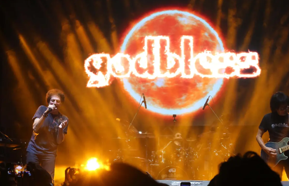 Konser God Bless Unplugged, Kala Legenda Rock Indonesia Menantang Diri dalam Format Baru